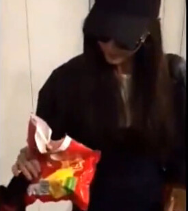 刘昊然易烊千玺中戏羽绒服,刘昊然易烊千玺中戏