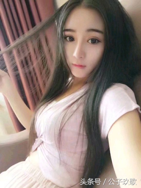 泡菜韩国的设计真是看不懂，这样的黑毛衣竟被穿出不是凡人的感觉