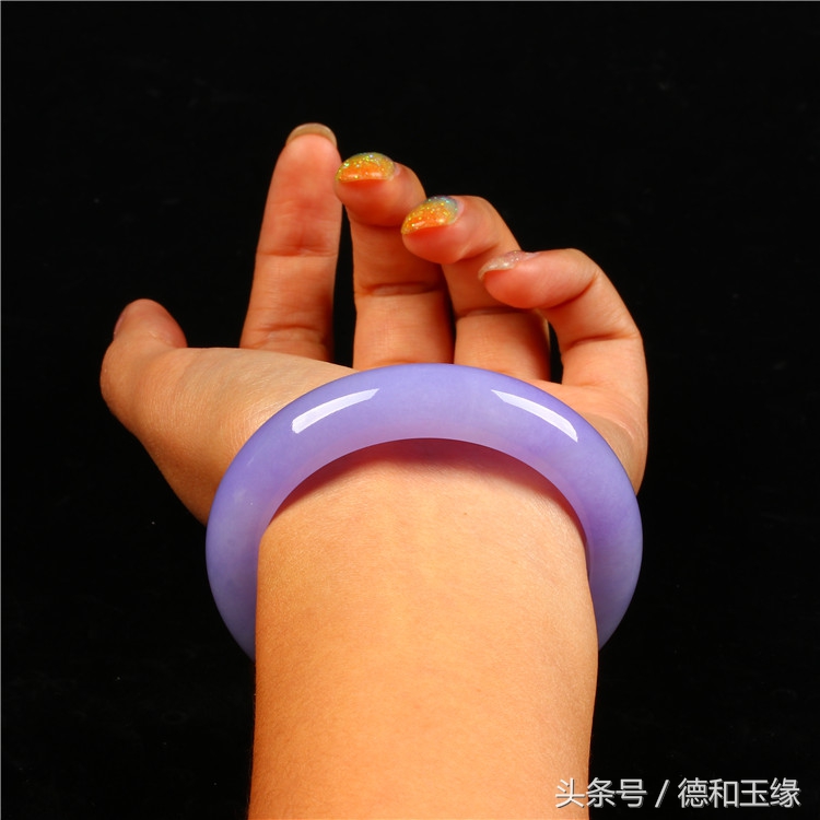 那晚我拿出了这两款翡翠手镯，她对我的态度突然转变了！