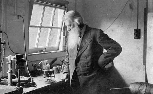 爱迪生发明电灯的时遇到什么困难,爱迪生是发明电灯还是改良了电灯