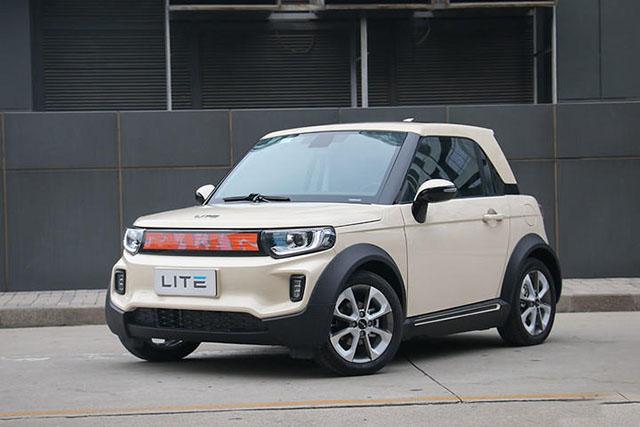 这车5块液晶屏,自动泊车,续航200公里,8万送妹子对你死心塌地