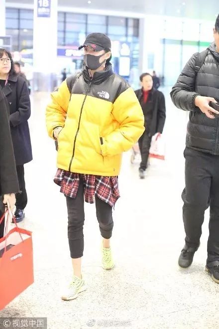 鹿晗刘昊然同款羽绒服,刘昊然中戏羽绒服机场