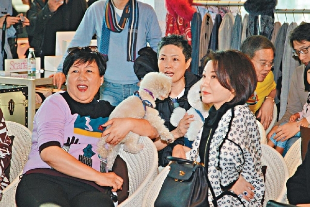 容祖儿与妈妈齐出席英皇护狗活动，同杨受成夫妇言谈甚欢