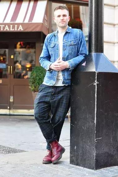 这双靴子一旦穿上就会“中毒”