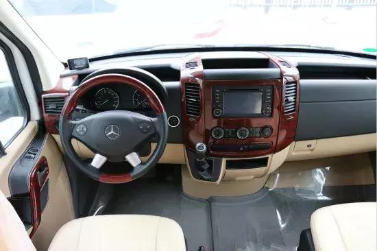 有车有房更有家人的陪伴,有床有车有油还可以烤菜的房车