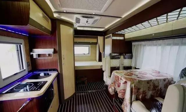 售价百万？大厨房+大床铺！配置奢华！这是你要的旗舰依维柯房车