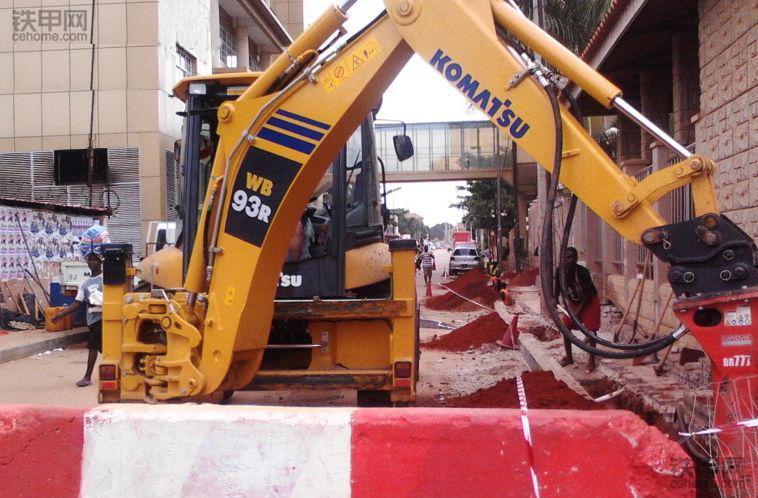 我在非洲开挖机,4：挖机坏了没法修，时刻提防被抢劫