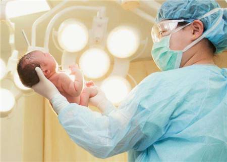 产妇拼死剖出孩子老公当场大怒,产妇在医院顺产后大出血死亡