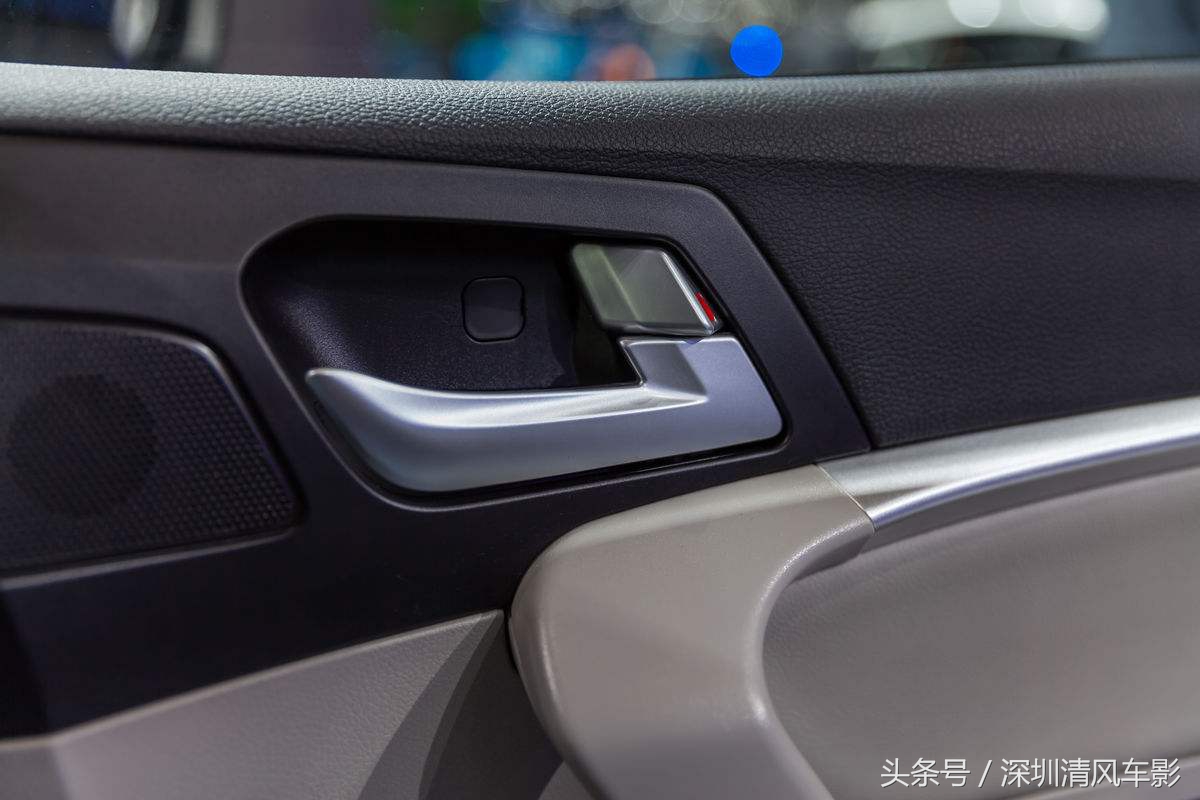 被困车里如何打开车门,车门紧急解锁处理流程