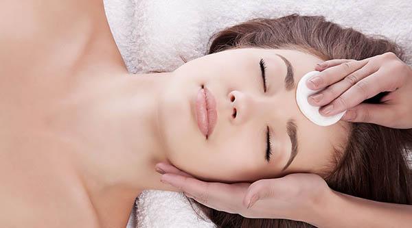 化妆水和爽肤水的正确使用方法 (最好用的化妆水和爽肤水)