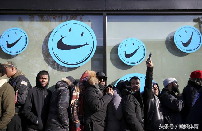 美国网民“黑五”网购遇尴尬，耐克官网等在线购物网站频频宕机