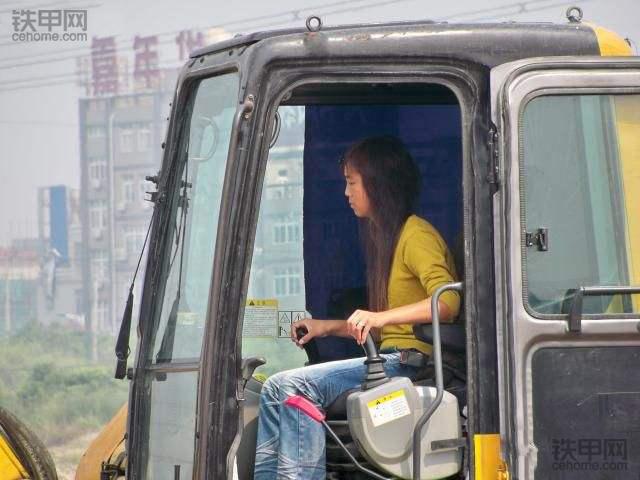 开挖掘机女生可以吗,女人开挖掘机的条件
