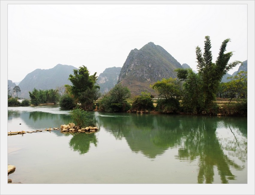 姑娘们个个都会做绣球，谁要是当这里的女婿可有福气了