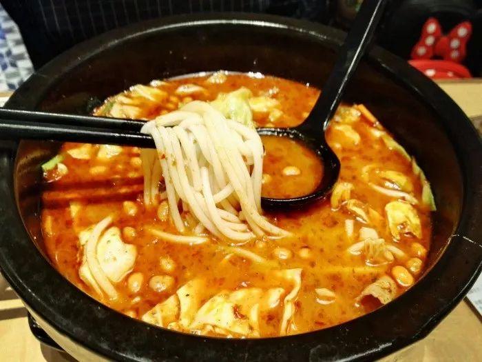 一口米线一口肉酱,一口米线一口醋