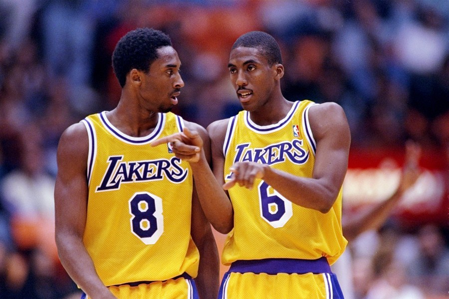 那些年科比单挑詹姆斯,回顾那些年科比的黑肘