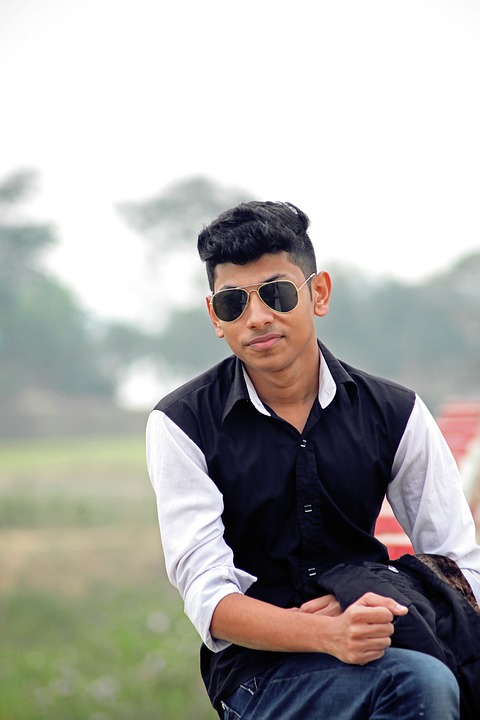 小说：重生小伙大一就开始写歌，被制片人选中后，狂赚几十万元