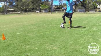 足球多人参与的运球控球训练,足球训练10个基本动作