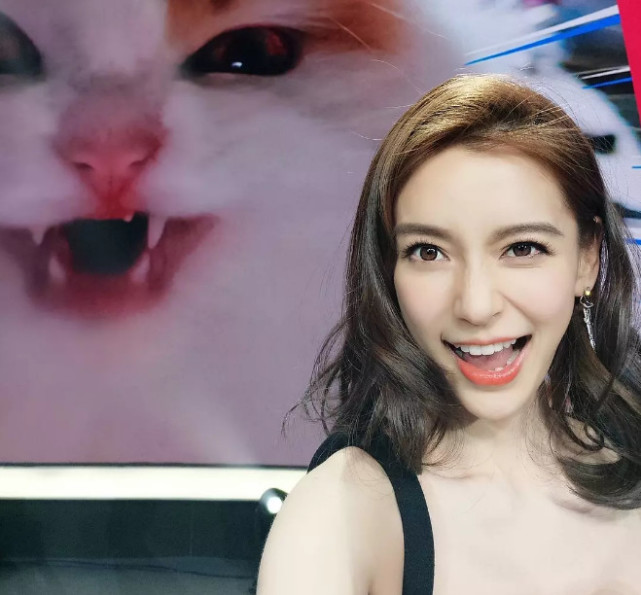 张柏芝带娃蹉跎得还没陈乔恩抗老，AB额前碎发更是暴露了产后烦恼