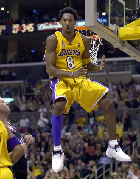 那些年科比单挑詹姆斯,回顾那些年科比的黑肘