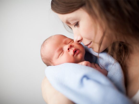 新生儿出生抱给家属,新生儿出院谁抱回家合适