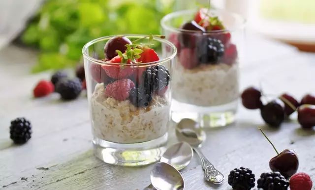 谷物酸奶醇厚香甜又酥脆,搭配谷物脆的酸奶