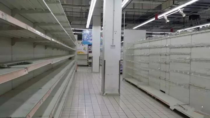 沈阳这家超市货柜空空荡荡，停业在即，两天前马云才入了股