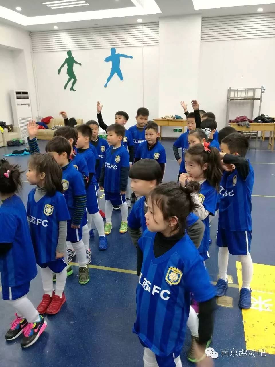 风雨无阻，苏宁小球童自信上岗！然而上岗前居然发生了这样的事