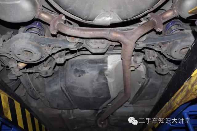 这台二手车换过悬挂、刮过底盘,但把车吊起来后,评估师惊呆了!