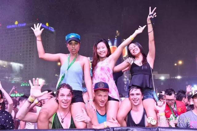 泰国泼水节中国游客,万人空巷的泰国泼水节