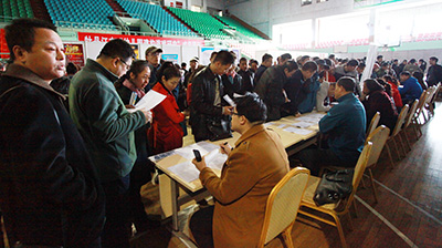 招聘会现场人头攒动热闹非凡,最新的招聘会在哪举办