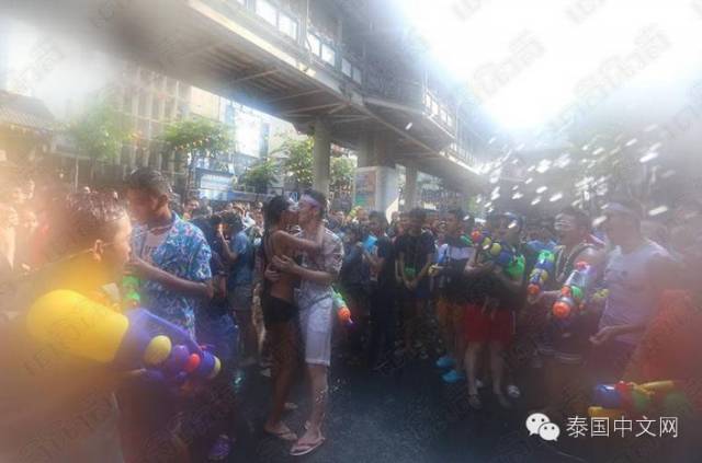 今年泼水节几个奇葩视频,泼水节变味解决措施