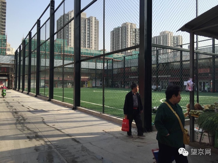 望京西园一区南门门口车祸;望京综合菜市场改球场最新进展