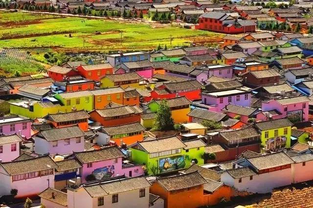 丽江惊现国内第一个彩色村!美的太不像话,像童话!