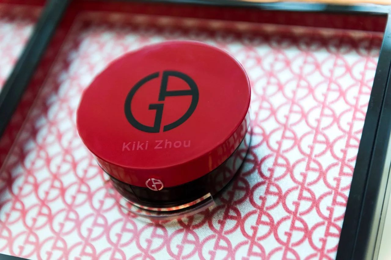 十二月属于“阿玛尼之红”