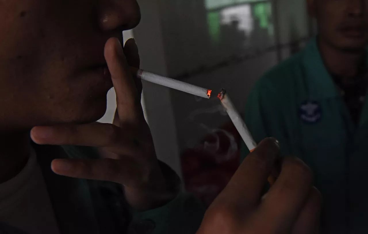 记者采访93岁艾滋病患者,记者采访艾滋病视频