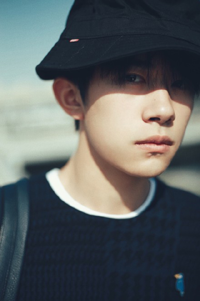 易烊千玺腮帮子变宽了,易烊千玺下嘴唇凸起