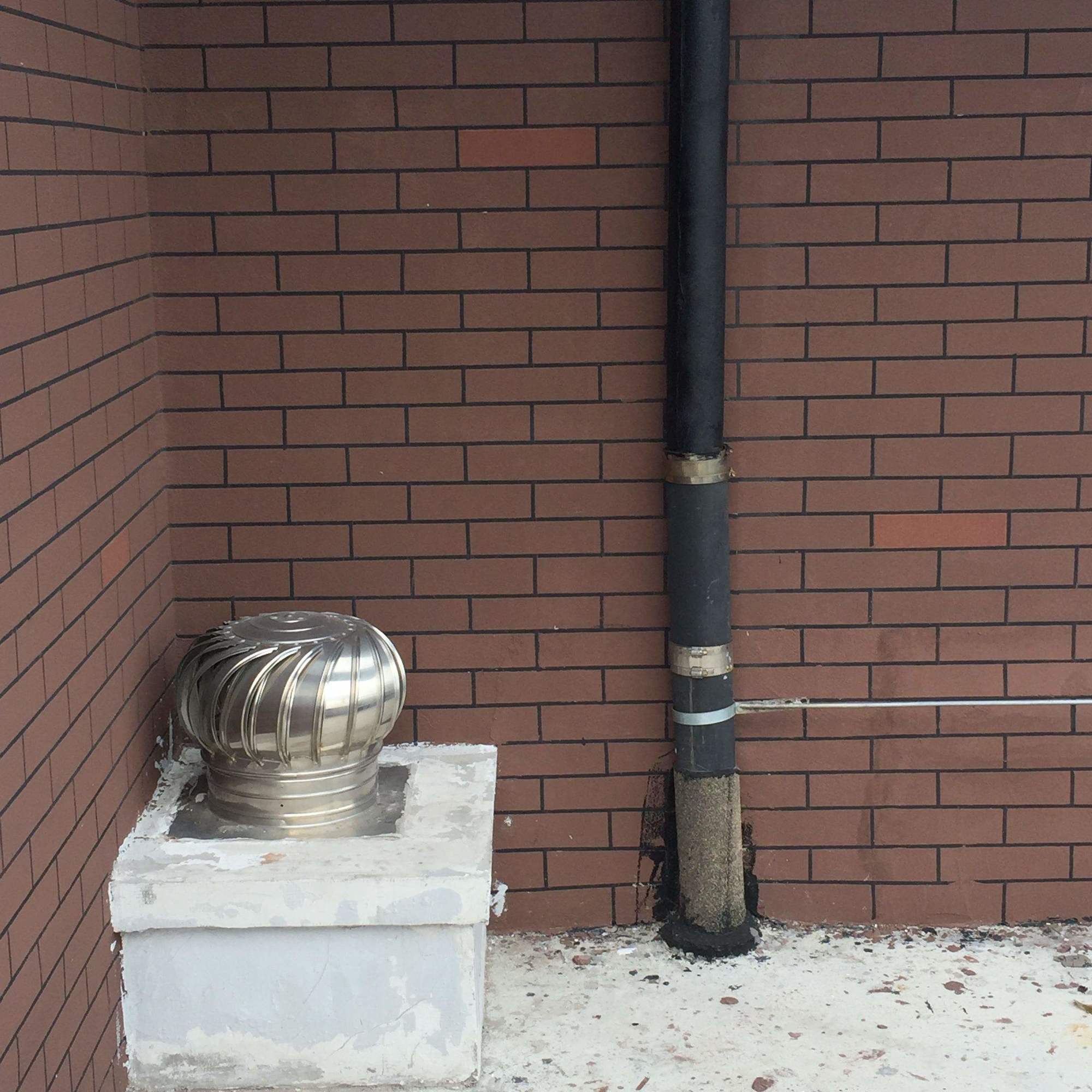 为什么厨房漏水会漏到楼下住户,厨房排污管漏水是不是物业责任