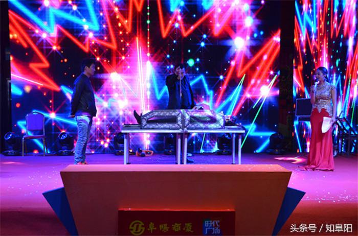 灯光璀璨点亮阜城，商厦时代广场举行摩登时代-圣诞亮灯仪式