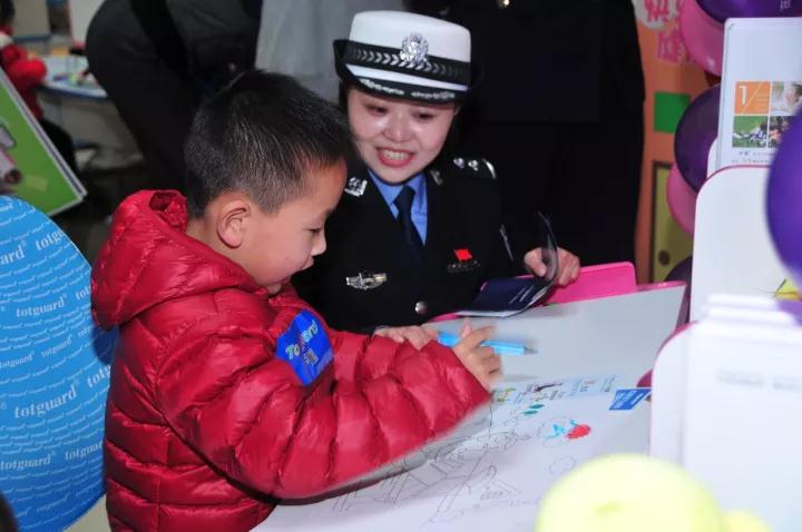 122全国文明交通安全日启动仪式,122全国交通安全日交警来到校园