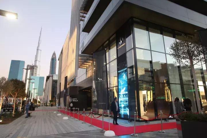 在迪拜繁华的CityWalk街区展厅，我看到了一辆中国品牌的电动车