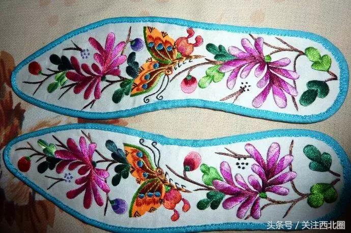 农村女人手工绣花鞋垫,农村妇女做鞋垫图片