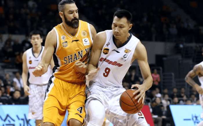 NBA旧将斯科拉詹宁斯合体又怎样？易建联高效31分14板CBA第一人