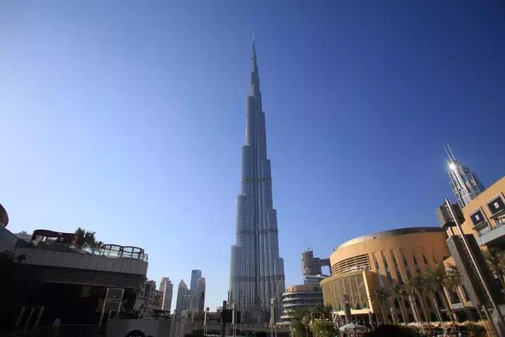 在迪拜繁华的CityWalk街区展厅，我看到了一辆中国品牌的电动车