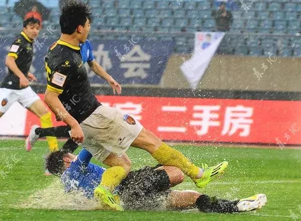 95后征战东亚杯!请踏实踢球,别再让中国足球没戏了