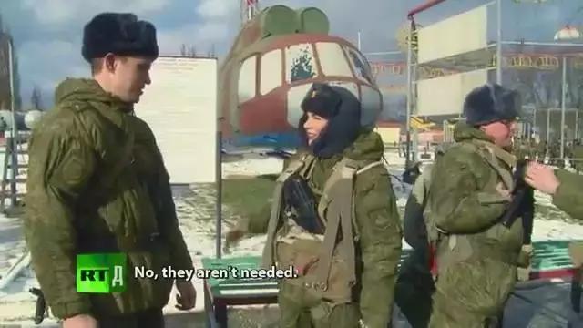 空降兵跳伞为什么要双腿弯曲,空降兵在跳伞的过程中有危险吗