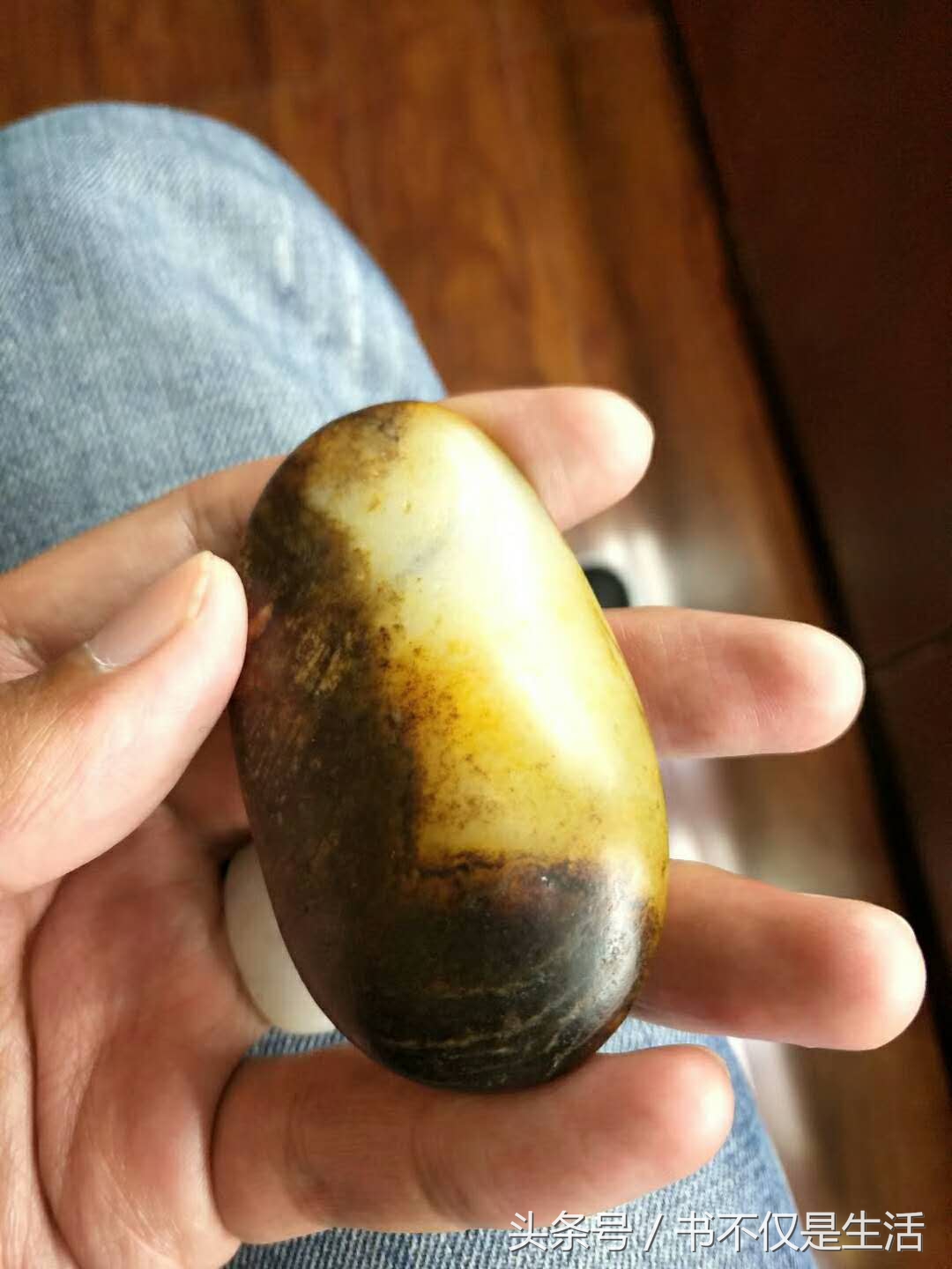 和田玉青花籽料原石摆件市场价格,珍藏级和田玉青花籽料山水画原石