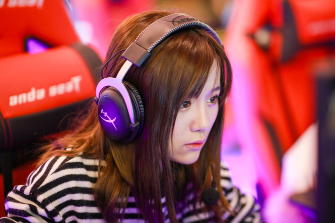 佳能70-200和85哪个拍人像好,佳能851.8镜头测评