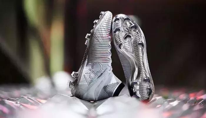 梅西和c罗的黄金战靴,纪念c罗五次金球奖推出的球鞋