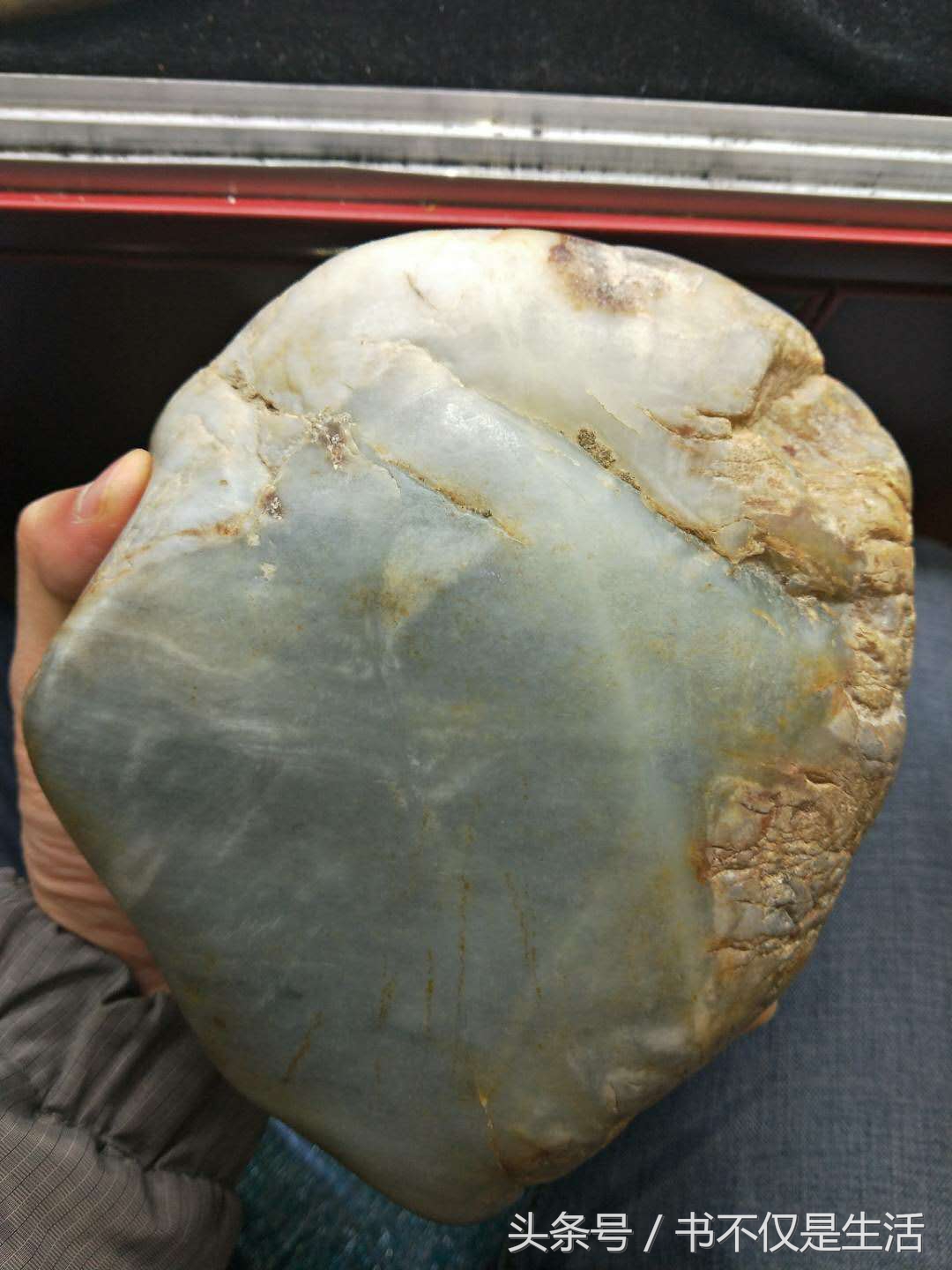 和田玉青花籽料原石摆件市场价格,珍藏级和田玉青花籽料山水画原石