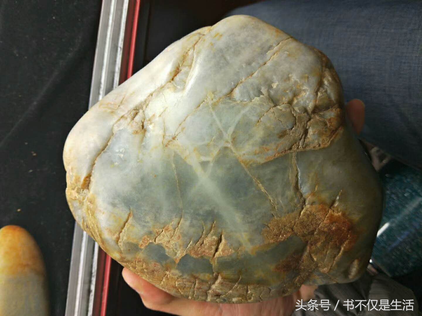 和田玉青花籽料原石摆件市场价格,珍藏级和田玉青花籽料山水画原石